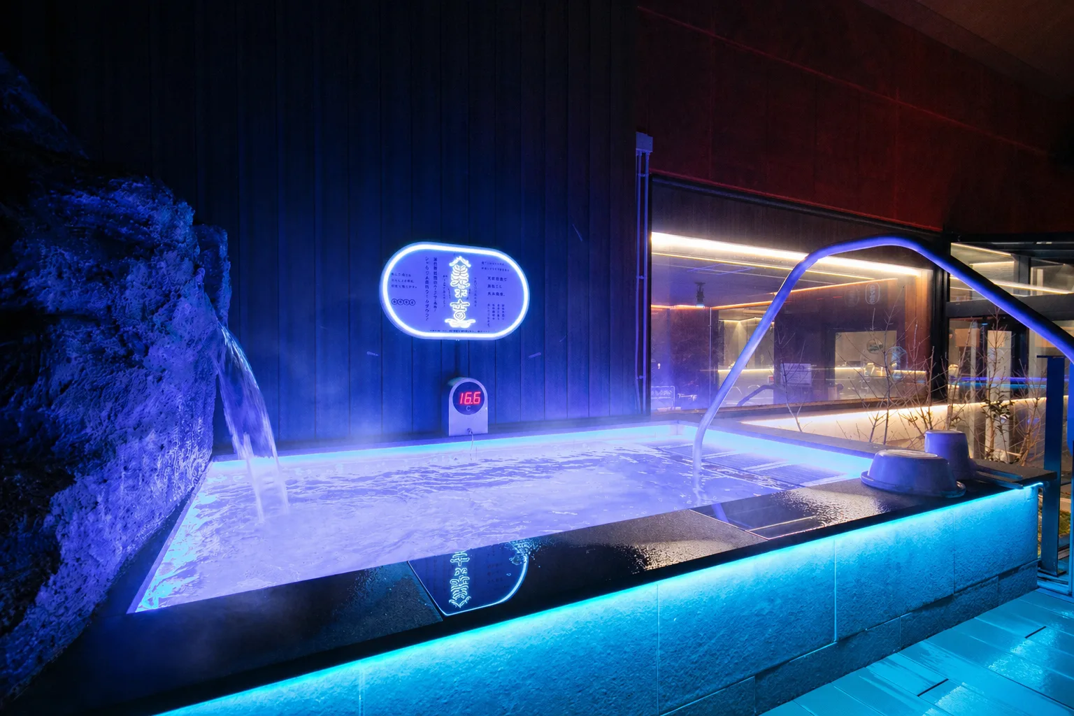 Mizukichi, the outdoor cold bath filled with natural hot-spring water