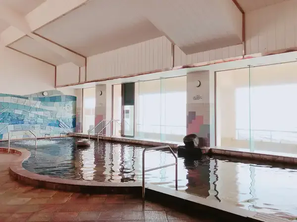 The ocean-facing public bath at Hotel Aoshima Cinq Male