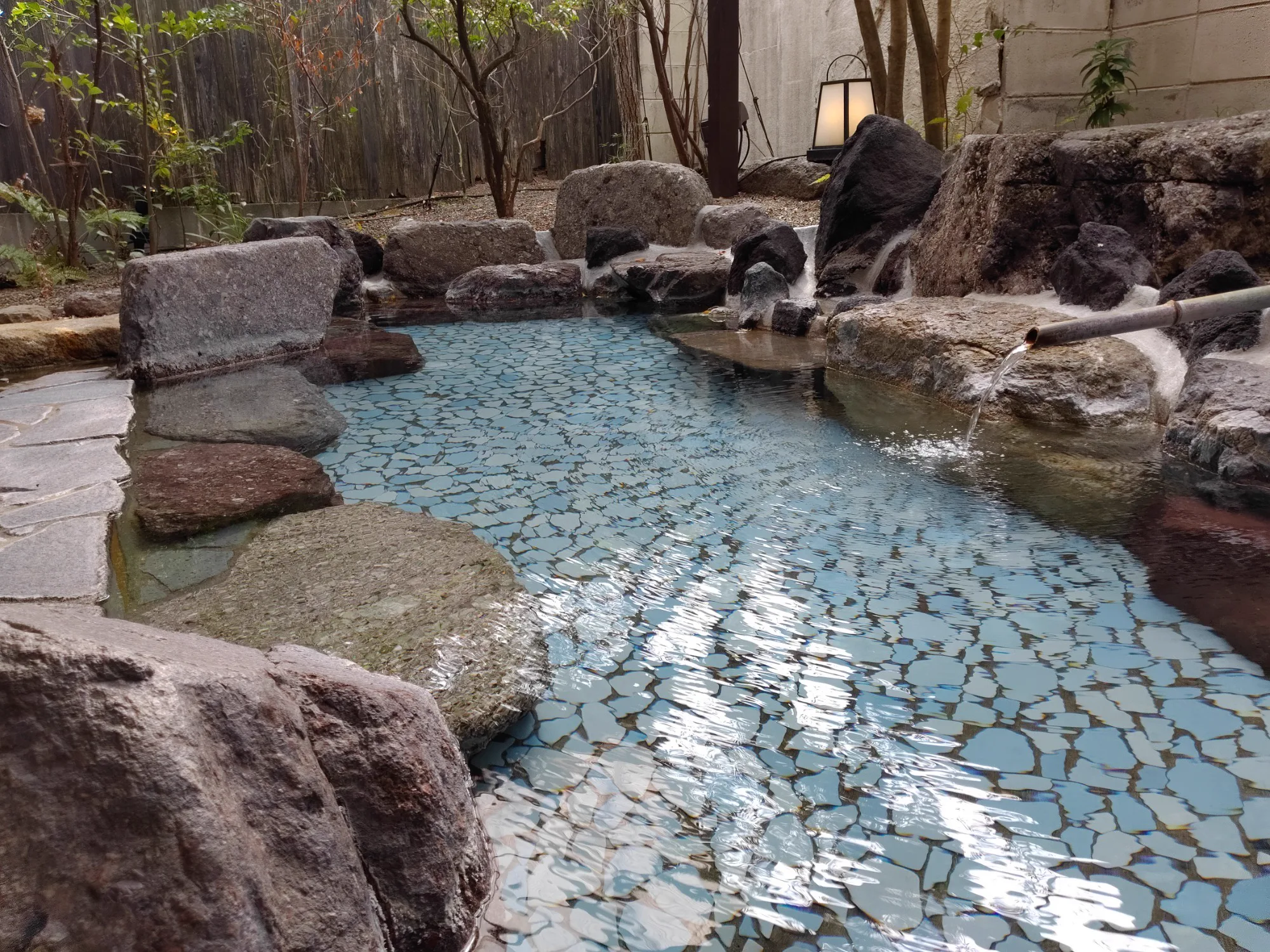 Outdoor source-fed bath at Kotengu Ryokan
