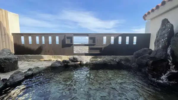 Outdoor private bath at Hotel Aoshima Cinq Male