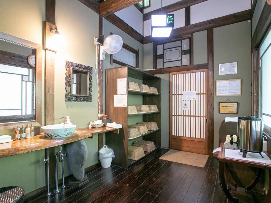 Yufuin Besso Shikisai Hotel in Autumn: Baths, Shuttle Times and Room Details