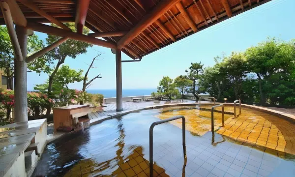Rooftop open-air bath at Mimatsu Oetei, facing Beppu Bay