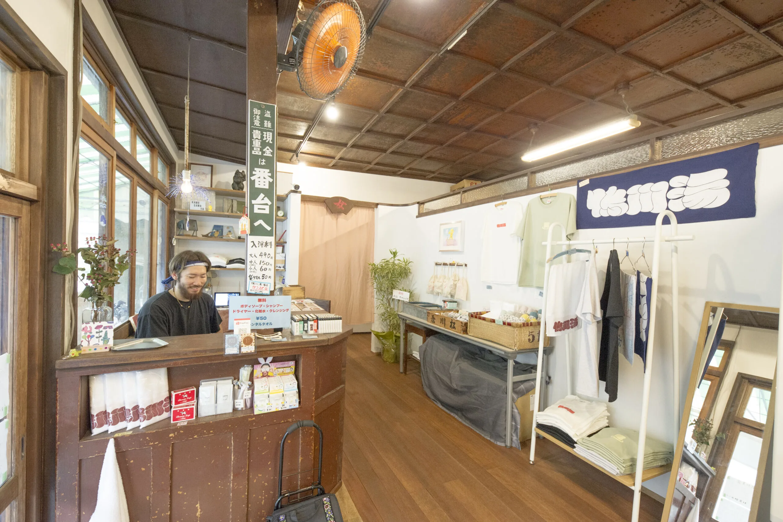 Kamogawa-yu’s lobby and shared waiting area