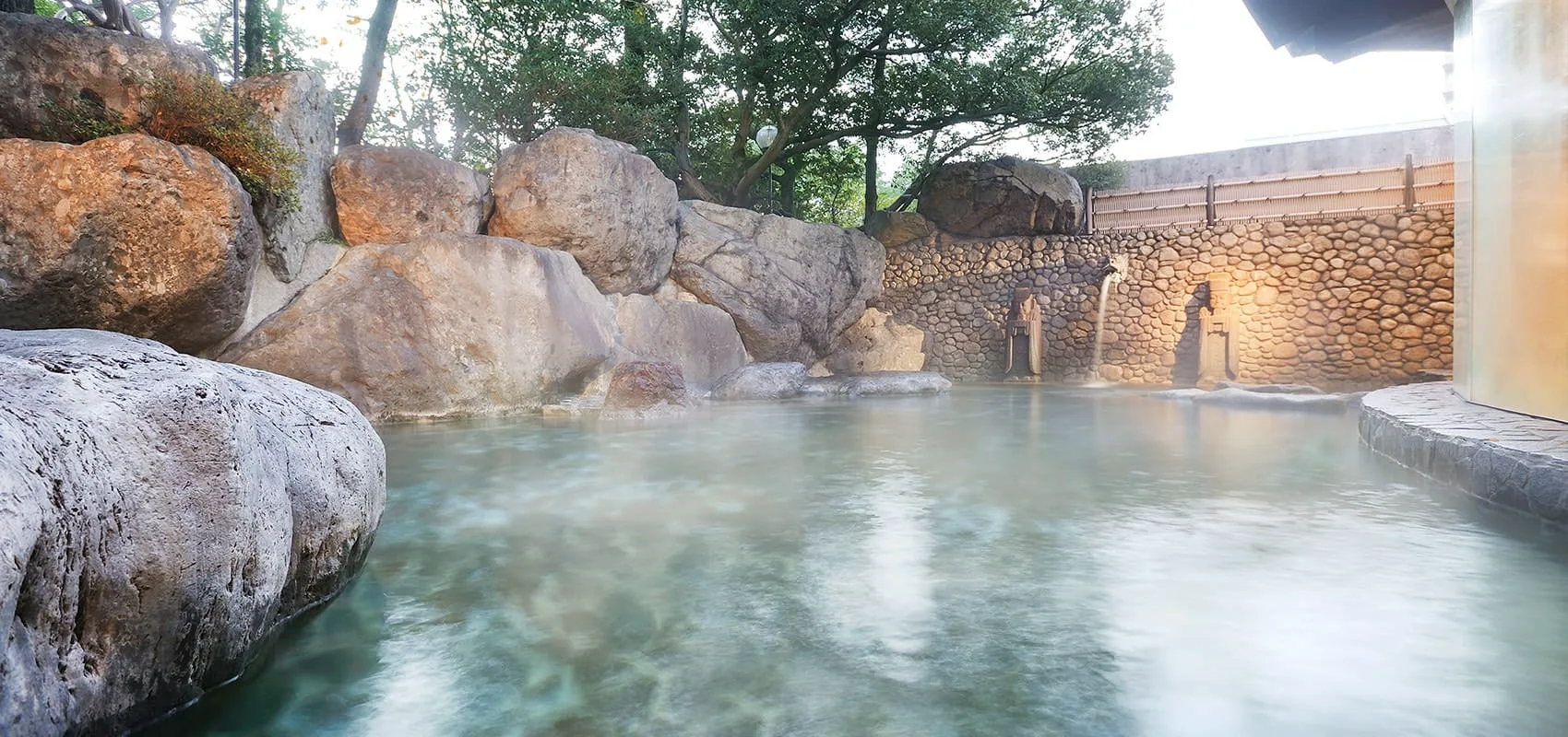 The outdoor bath in Suimeikan's Sansui-kaku