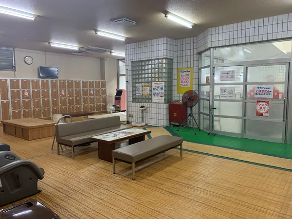 Himematsu Onsen in Suminoe: A Local Bathhouse with an Outdoor Courtyard