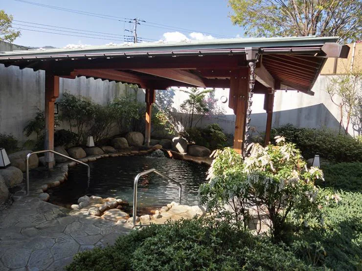 Indoor and outdoor bathing at Mukawa no Yu