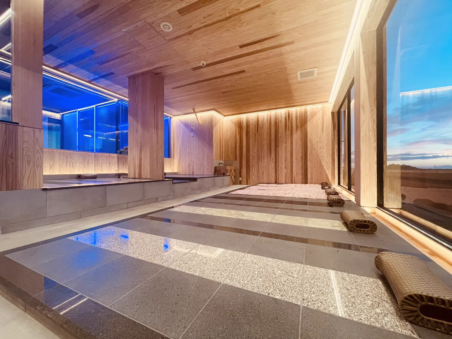 Bright ganbanyoku room on Toukichirou’s third floor, with a view of the sky and distant hills