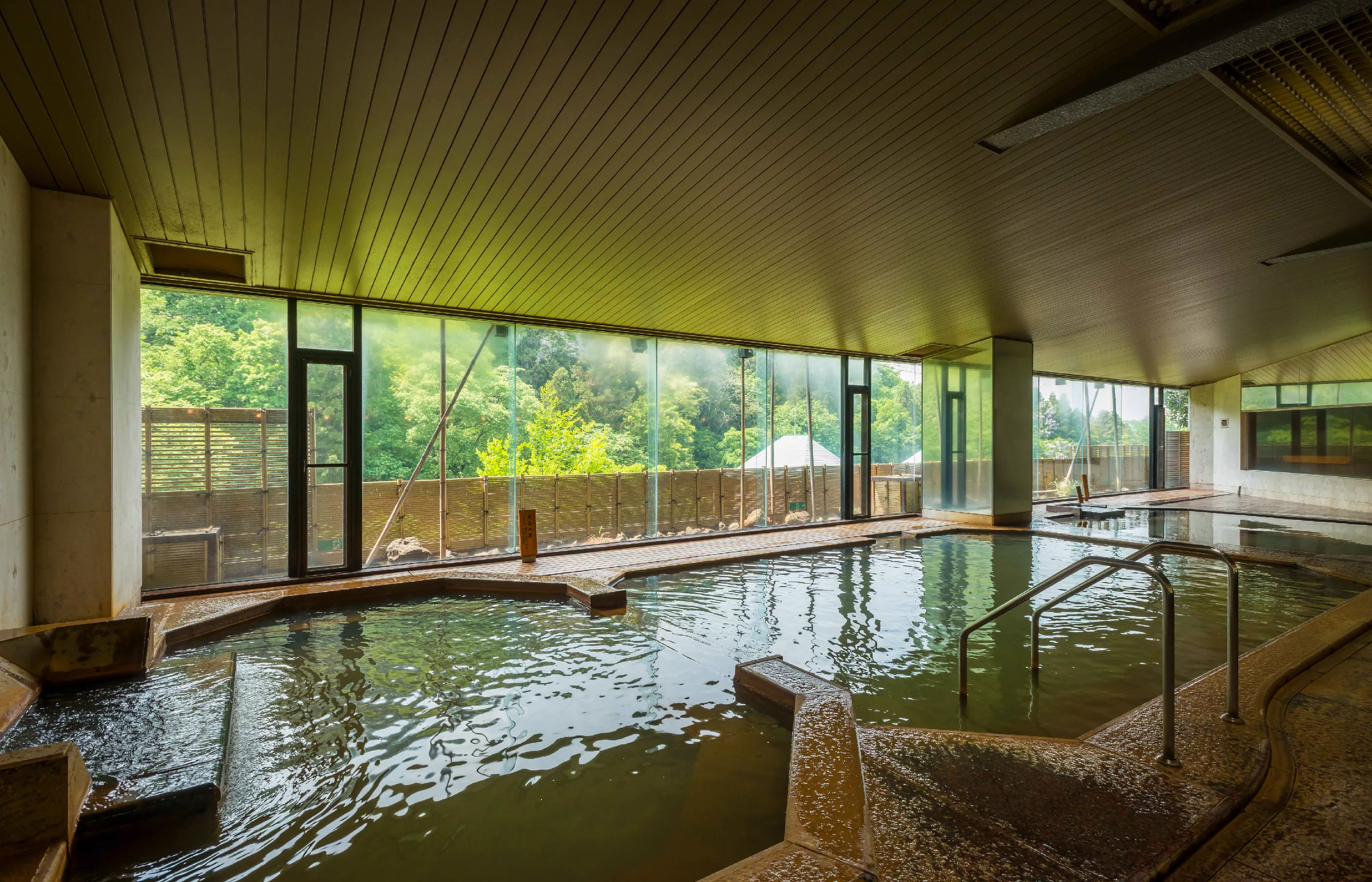 The Manyo-kan public bath at Fukuichi, with an indoor Kogane-no-Yu bath and large windows