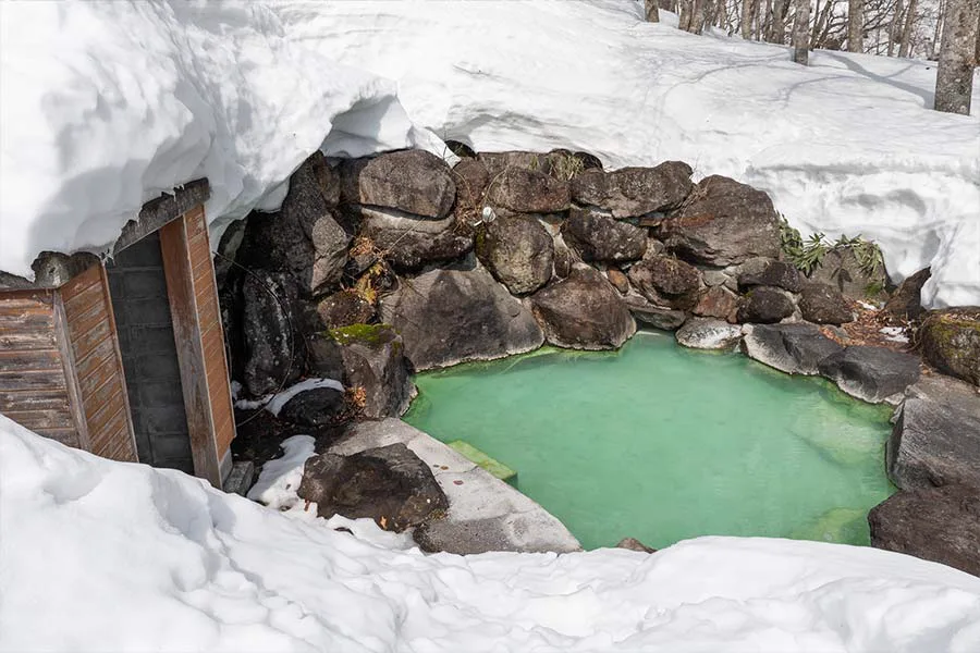 The outdoor setting of Ogon-no-Yu