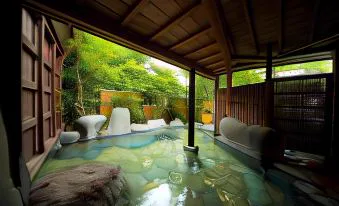 Hoteiya or Gettouan? A Walkable Ryokan or a Forest Cottage