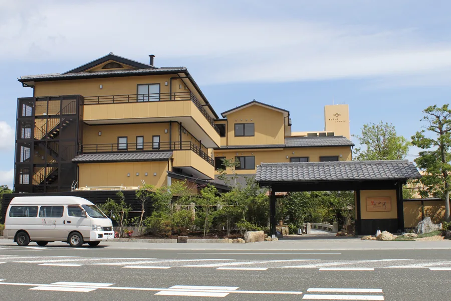 Hamakogetsu: A Lake Biwa View, with a Few Conditions