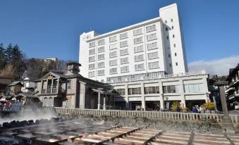 Hotel Ichii or Kusatsu Hotel 1913? Compare Baths, Rooms and Yubatake Access