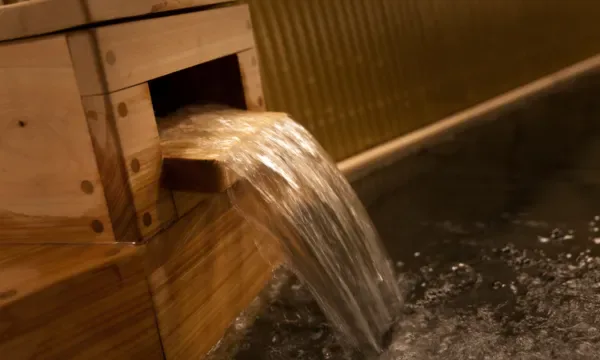 AMANEK Beppu YULA-RE’s 14th-floor public bath overlooking the city and bay