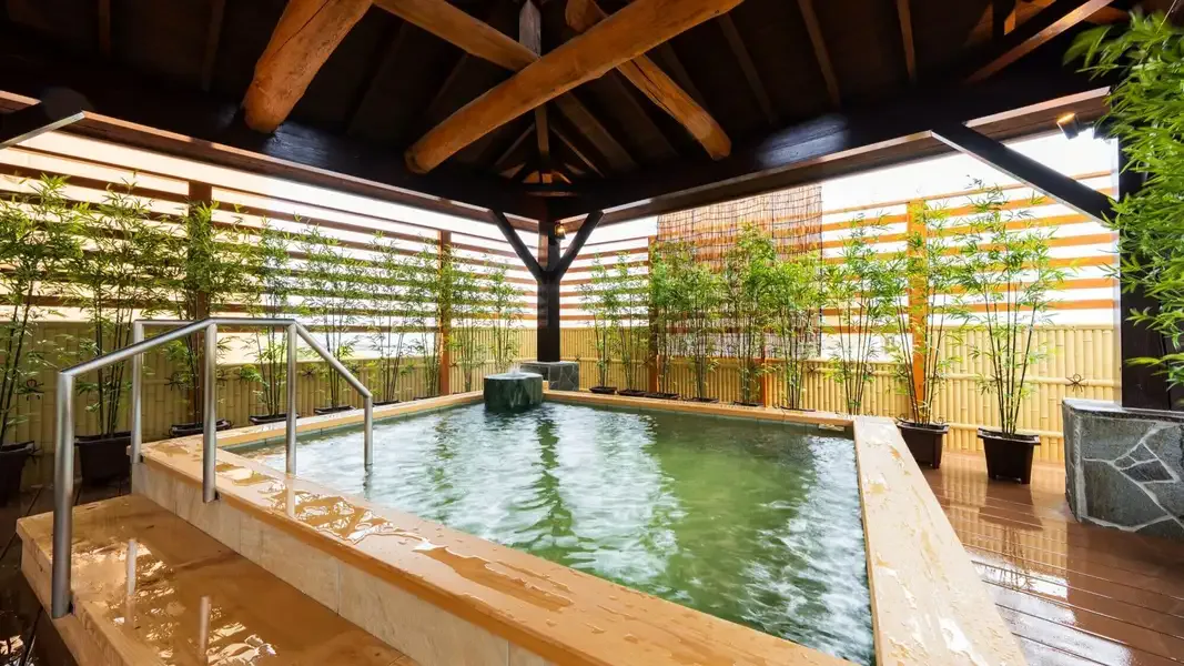Sixth-floor open-air bath at Hotel Sansenkaku