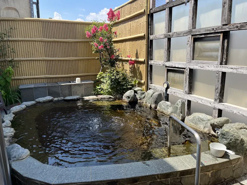 Open-air natural hot-spring bath on Miyagiyu’s third floor