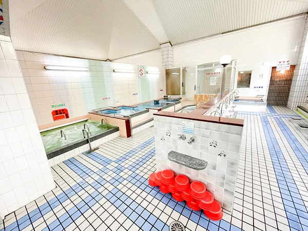 Bath facilities at Daifuku-yu