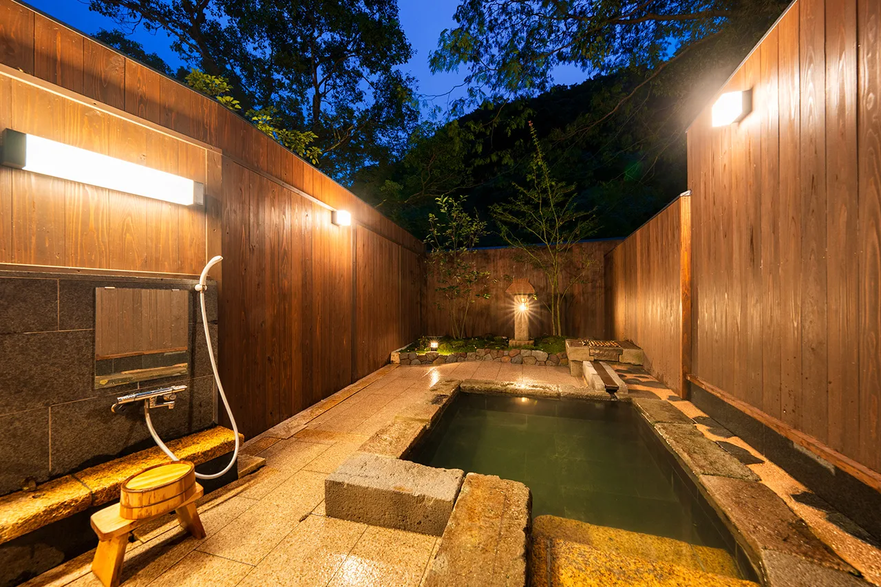 Stone-built private outdoor bath at Beppu Showaen