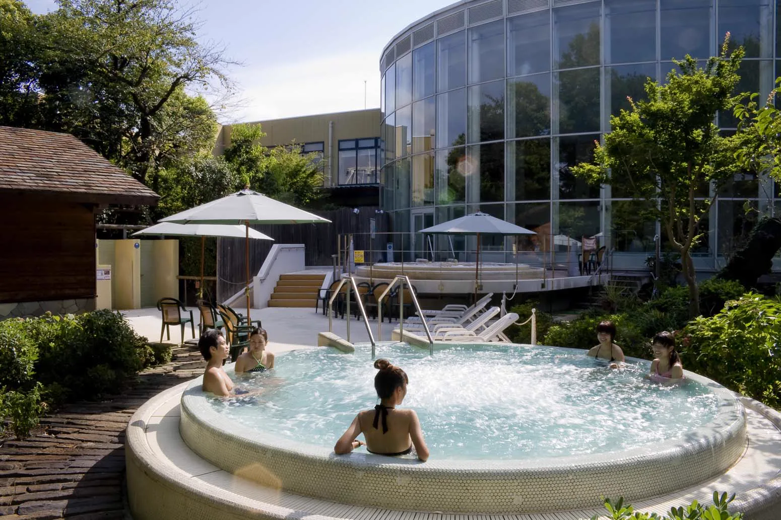 The swimsuit Bade area and Japanese garden at Toshimaen Niwanoyu