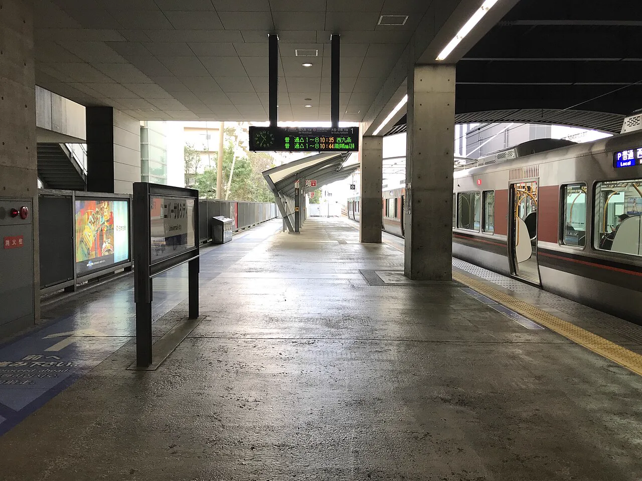 Platform at Universal City Station on the JR route toward Ajikawaguchi