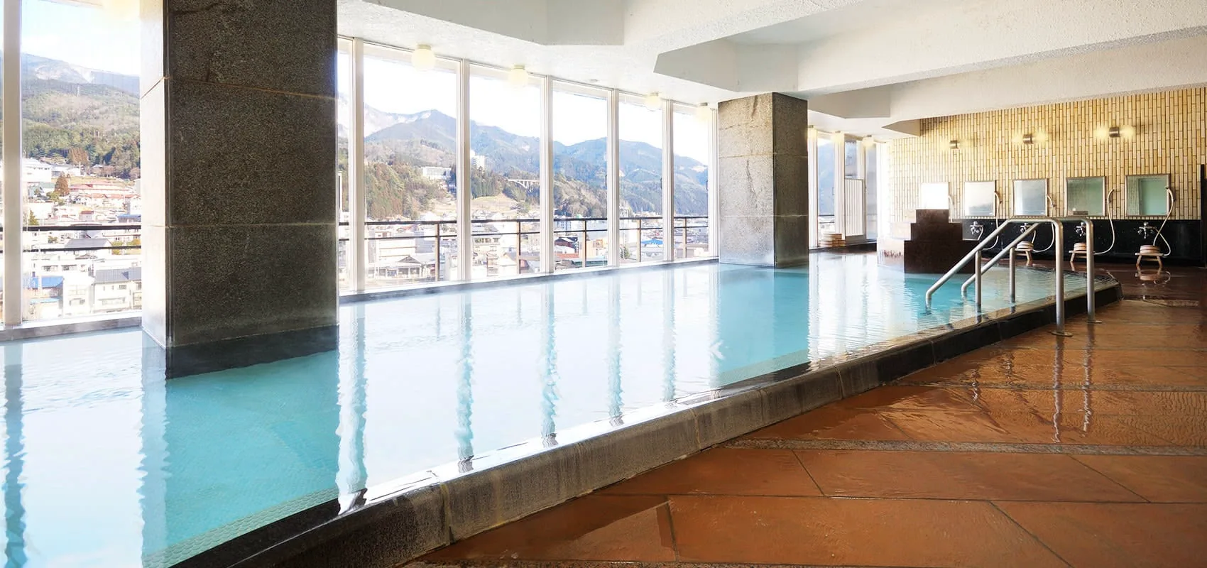 The ninth-floor panoramic bath in Hisen-kaku